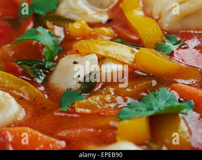 Soupe minestrone italien tortellini - hiver soupe avec ravioli Banque D'Images