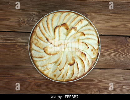 Tarte Normande - variante de la tarte aux pommes faite en Normandie rempli de pommes, amandes effilées et sucre garnie de crème anglaise oeuf crémeux Banque D'Images