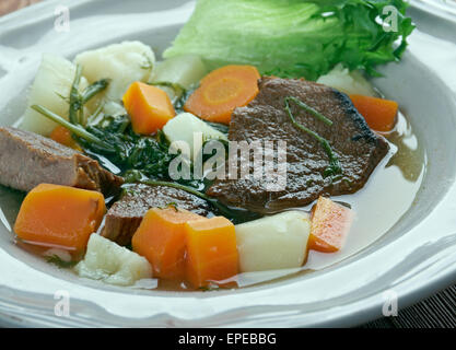 Ragoût perpétuelle - différents ingrédients peuvent être utilisés en perpétuelle stew, tels que les légumes-racines - oignon, carotte, pomme de terre, l'ail, pa Banque D'Images