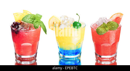 Ensemble d'été, cocktails alcoolisés isolated on white Banque D'Images