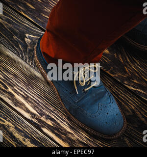 Close up of men's brogues (également connu sous le nom de requin,gibsons ou ailes) fabriqués à partir de daim huilé bleu. Banque D'Images