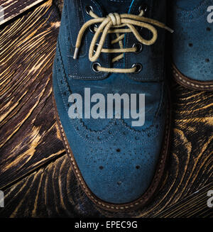 Close up of men's brogues (également connu sous le nom de requin,gibsons ou ailes) fabriqués à partir de daim huilé bleu. Banque D'Images