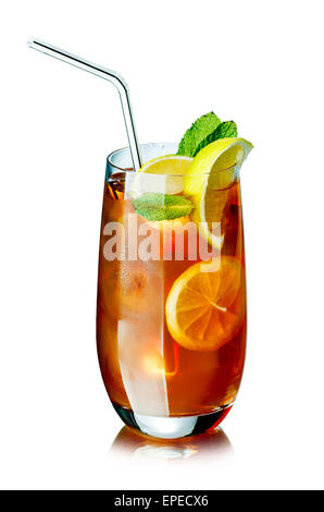 Thé glacé dans le verre avec de la paille décorée de feuilles de menthe et de tranches de lime. Banque D'Images