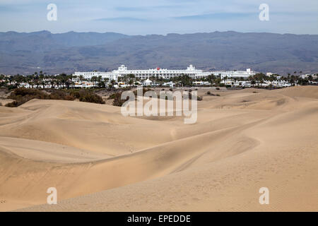 Les dunes, les Dunes de Maspalomas réserve naturelle, l'hôtel RIU derrière, Gran Canaria, Îles Canaries, Espagne Banque D'Images