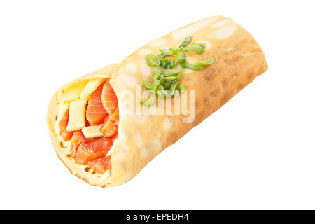 Élégant, soigné, copieux,crêpe farcie avec du saumon salé et fromage décorées avec des poireaux coupés isolated on white shadowless. Banque D'Images