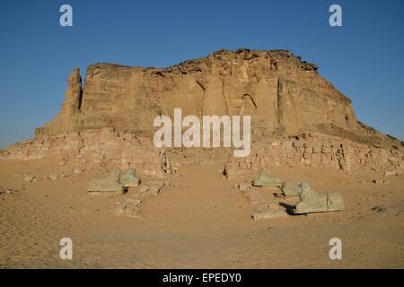 Le bélier d'Amon Sphinx temple au pied du Djebel Barkal, Karima, l'état de cendres-Schamaliyya, Nubie, Soudan Banque D'Images