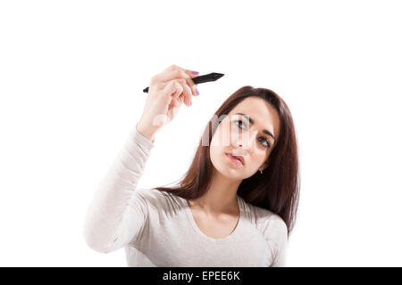 Young beautiful business woman holding marqueur noir et écrit le conseil de verre isolé sur blanc. Jeune femme en affaires. Banque D'Images