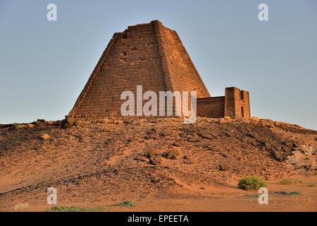 Pyramide du cimetière du nord de Méroé, Nubia, Nahr an-Nil, au Soudan Banque D'Images