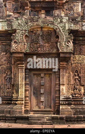 Entrée avec chiffres Devi en grès, Mandapa, Khmer Hindu temple Banteay Srei, Province de Siem Reap, Cambodge Banque D'Images