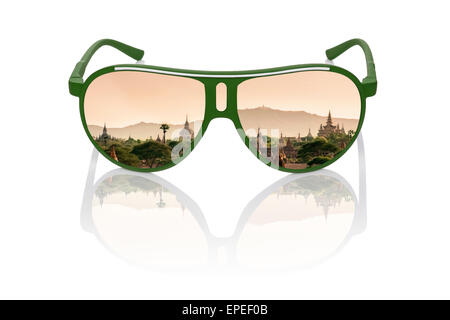 Rêves de voyages. Meubles anciens temples de Bagan au coucher du soleil reflet dans des lunettes de soleil isolé sur fond blanc. Voyager en Asie. Banque D'Images