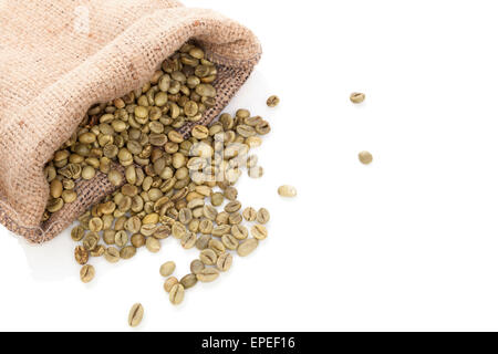 Le café vert en toile de jute sac isolé sur fond blanc. La perte de poids, les suppléments alimentaires et de désintoxication. Banque D'Images