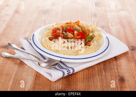 Les pâtes spaghetti avec sauce tomate et légumes vapeur. Pâtes alimentaires sains de manger. Banque D'Images