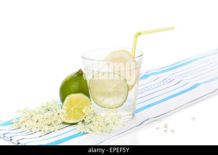 Limonade de sureau avec citron et de lime fraîche et de fleur de sureau isolé sur fond blanc. L'été frais boisson saine Banque D'Images