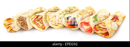 Grande collection de élégant, soigné, crêpes farcies gastronomique décoré de fines herbes Banque D'Images