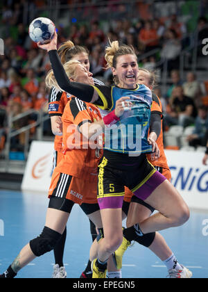 Lubin, Pologne. 17 mai, 2015. Dernier match de PGNiG Polish Cup Femmes dans le handball. Correspondance entre KGHM Metraco Zaglebie Lubin - Vistal Gdynia 18:26. En action Iwona Niedzwiedz Crédit : Piotr Dziurman/Alamy Live News Banque D'Images