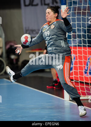 Lubin, Pologne. 17 mai, 2015. Dernier match de PGNiG Polish Cup Femmes dans le handball. Correspondance entre KGHM Metraco Zaglebie Lubin - Vistal Gdynia 18:26. En action Monika Maliczkiewicz Dziurman Crédit : Piotr/Alamy Live News Banque D'Images