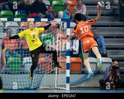 Lubin, Pologne. 17 mai, 2015. Dernier match de PGNiG Polish Cup Femmes dans le handball. Correspondance entre KGHM Metraco Zaglebie Lubin - Vistal Gdynia 18:26. En action gardien Natalia Tsvirko Dziurman Crédit : Piotr/Alamy Live News Banque D'Images