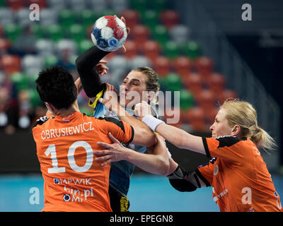 Lubin, Pologne. 17 mai, 2015. Dernier match de PGNiG Polish Cup Femmes dans le handball. Correspondance entre KGHM Metraco Zaglebie Lubin - Vistal Gdynia 18:26. En action Iwona Niedzwiedz Crédit : Piotr Dziurman/Alamy Live News Banque D'Images