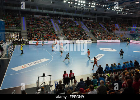 Lubin, Pologne. 17 mai, 2015. Dernier match de PGNiG Polish Cup Femmes dans le handball. Correspondance entre KGHM Metraco Zaglebie Lubin - Vistal Gdynia 18:26 Credit : Piotr Dziurman/Alamy Live News Banque D'Images