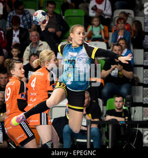 Lubin, Pologne. 17 mai, 2015. Dernier match de PGNiG Polish Cup Femmes dans le handball. Correspondance entre KGHM Metraco Zaglebie Lubin - Vistal Gdynia 18:26. En action Kinga Gutkowska Crédit : Piotr Dziurman/Alamy Live News Banque D'Images