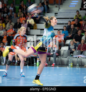 Lubin, Pologne. 17 mai, 2015. Dernier match de PGNiG Polish Cup Femmes dans le handball. Correspondance entre KGHM Metraco Zaglebie Lubin - Vistal Gdynia 18:26. En action Iwona Niedzwiedz Crédit : Piotr Dziurman/Alamy Live News Banque D'Images