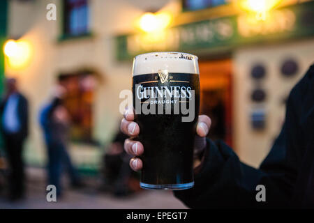 Boire,avoir,a,pinte, de Guinness, de l'extérieur,, Pepper's Bar,musique,Feakle,violon, Folk Festival, août. Le comté de Clare, Irlande, Europe.,St Patrick's Day, Banque D'Images