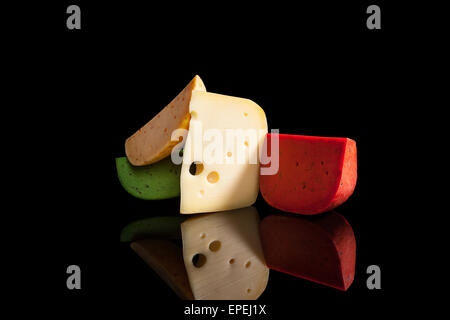 Fromage de luxe variation sur fond noir. Leerdammer et divers fromages aromatisés sur fond noir Banque D'Images