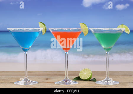 Des cocktails à base de Martini am Strand im Urlaub Banque D'Images