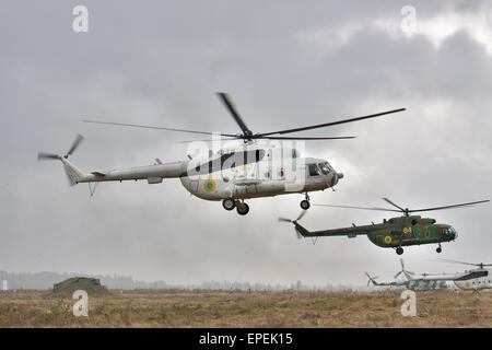 Zhitomir, Ukraine - 29 septembre 2010 : l'armée ukrainienne des hélicoptères de transport Mi-8 au cours de l'entraînement militaire Banque D'Images