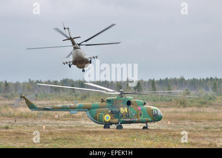 Zhitomir, Ukraine - 29 septembre 2010 : l'armée ukrainienne des hélicoptères de transport Mi-8 au cours de l'entraînement militaire Banque D'Images