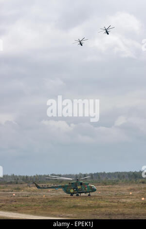 Zhitomir, Ukraine - 29 septembre 2010 : l'armée ukrainienne des hélicoptères de transport Mi-8 au cours de l'entraînement militaire Banque D'Images