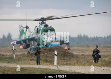 Zhitomir, Ukraine - 29 septembre 2010 : l'armée ukrainienne d'hélicoptères d'attaque Mi-24's au cours de formation militaire Banque D'Images