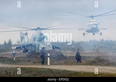 Zhitomir, Ukraine - 29 septembre 2010 : l'armée ukrainienne d'hélicoptères d'attaque Mi-24's au cours de formation militaire Banque D'Images