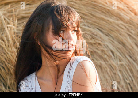 Portrait of a cute summer long-haired dame à un coup de vent Banque D'Images