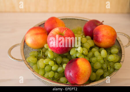 Fruits dans l'bown sur table Banque D'Images