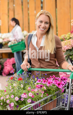 Achat femme fleurs panier garden centre Banque D'Images