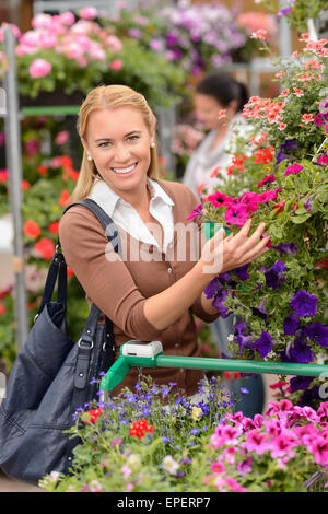 Woman shopping for fleurs colorées garden centre Banque D'Images