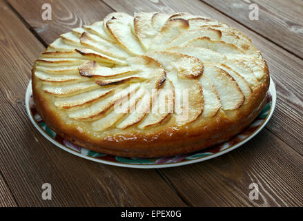 Tarte Normande - variante de la tarte aux pommes faite en Normandie rempli de pommes, amandes effilées et sucre garnie de crème anglaise oeuf crémeux Banque D'Images