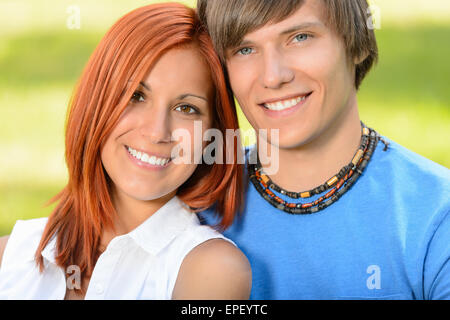 Teenage couple in love smiling journée ensoleillée Banque D'Images