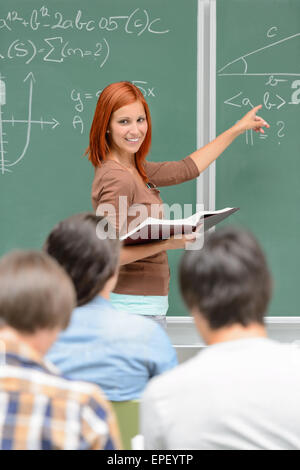 Étudiant en mathématiques girl pointing on chalkboard Banque D'Images