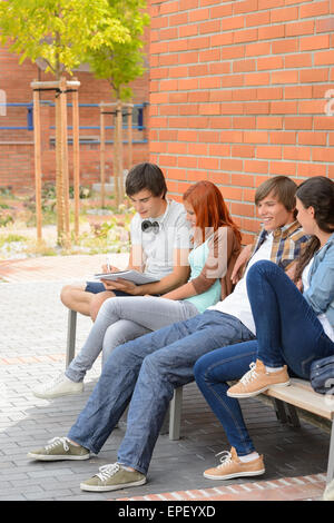 Groupe d'étudiants traînant par college Banque D'Images