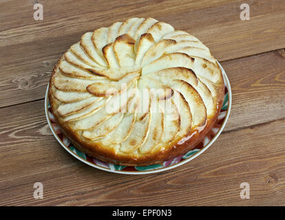 Tarte Normande - variante de la tarte aux pommes faite en Normandie rempli de pommes, amandes effilées et sucre garnie de crème anglaise oeuf crémeux Banque D'Images