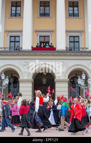 Oslo, Norvège. 17 mai, 2015. Atmosphère à la fête nationale au Palais Royal d'Oslo, Norvège, 17 mai 2015. Photo : Patrick van Katwijk/ POINT DE VUE - PAS DE FIL - SERVICE/dpa/Alamy Live News Banque D'Images