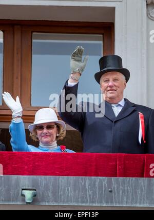 Oslo, Norvège. 17 mai, 2015. Le roi Harald et la reine Sonja de Norvège à la fête nationale au Palais Royal d'Oslo, Norvège, 17 mai 2015. Photo : Patrick van Katwijk/ POINT DE VUE - PAS DE FIL - SERVICE/dpa/Alamy Live News Banque D'Images