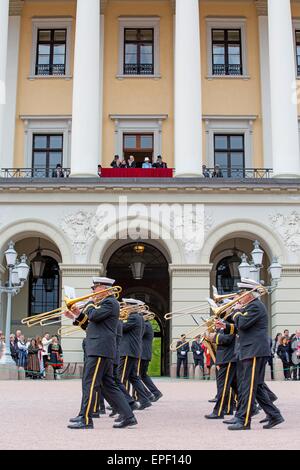 Oslo, Norvège. 17 mai, 2015. Atmosphère à la fête nationale au Palais Royal d'Oslo, Norvège, 17 mai 2015. Photo : Patrick van Katwijk/ POINT DE VUE - PAS DE FIL - SERVICE/dpa/Alamy Live News Banque D'Images