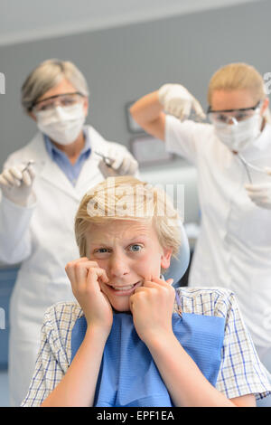 Peur adolescent à une chirurgie dentaire dentiste Banque D'Images