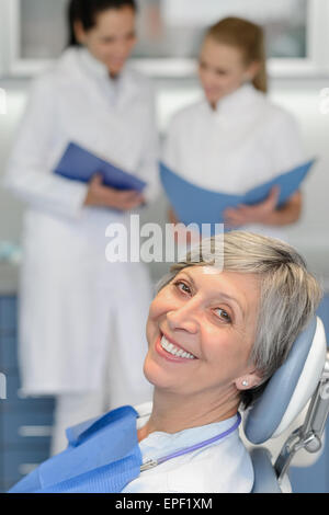 Senior woman at dentist smiling patient chirurgie Banque D'Images