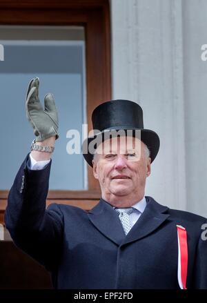 Oslo, Norvège. 17 mai, 2015. Le Roi Harald de Norvège à la fête nationale au Palais Royal d'Oslo, Norvège, 17 mai 2015. Photo : Patrick van Katwijk/ POINT DE VUE - PAS DE FIL - SERVICE/dpa/Alamy Live News Banque D'Images