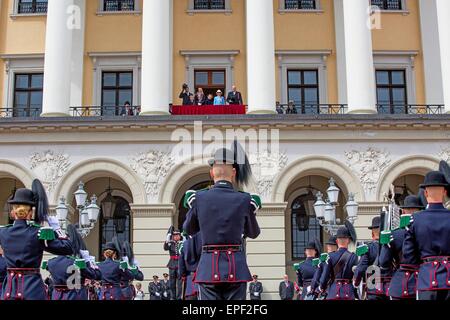 Oslo, Norvège. 17 mai, 2015. Atmosphère à la fête nationale au Palais Royal d'Oslo, Norvège, 17 mai 2015. Photo : Patrick van Katwijk/ POINT DE VUE - PAS DE FIL - SERVICE/dpa/Alamy Live News Banque D'Images