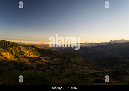 Vue grand angle de la montagnes du Simien sur les vallées et les hauts plateaux du Tigré, région touchée par la première lumière dorée. L'Éthiopie. Banque D'Images